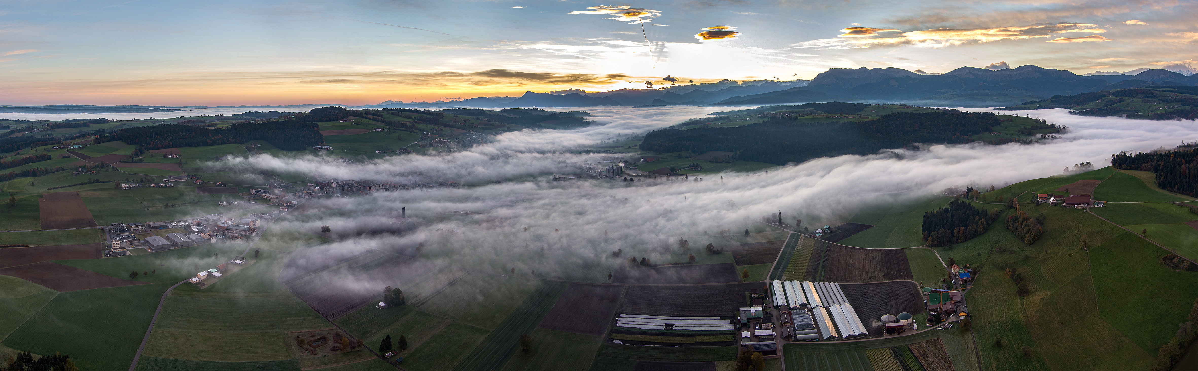 Mit einer steifen Bise zieht der Morgennebel ins Rottal. | Stefan Dubach, Ruswil