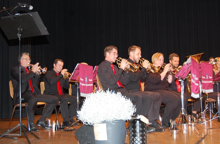 Die Brass Band Frohsinn bei ihrem Auftritt in Ettiswil. Foto Willi Rölli