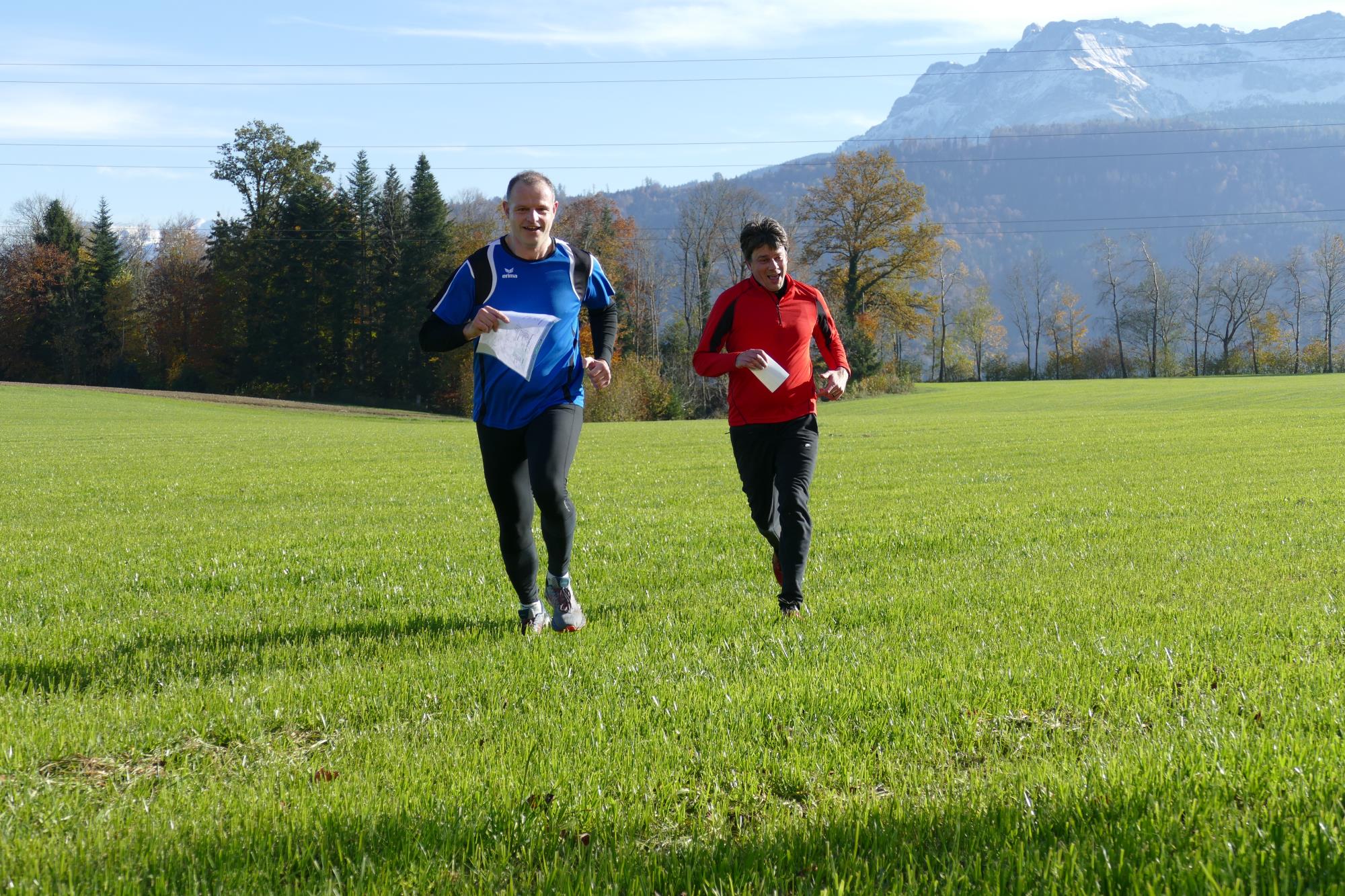 Christoph Schmid und David Koller (von links) unterwegs am Jubiläums-OL in Hellbühl. Foto Sven Kiser