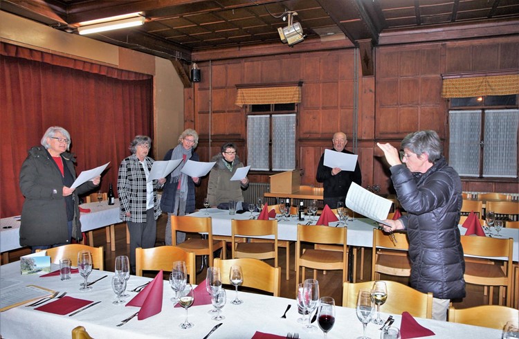 Der Kirchenchor Werthenstein gab sich vor dem Essen gleich selber ein Ständchen. Foto zVg