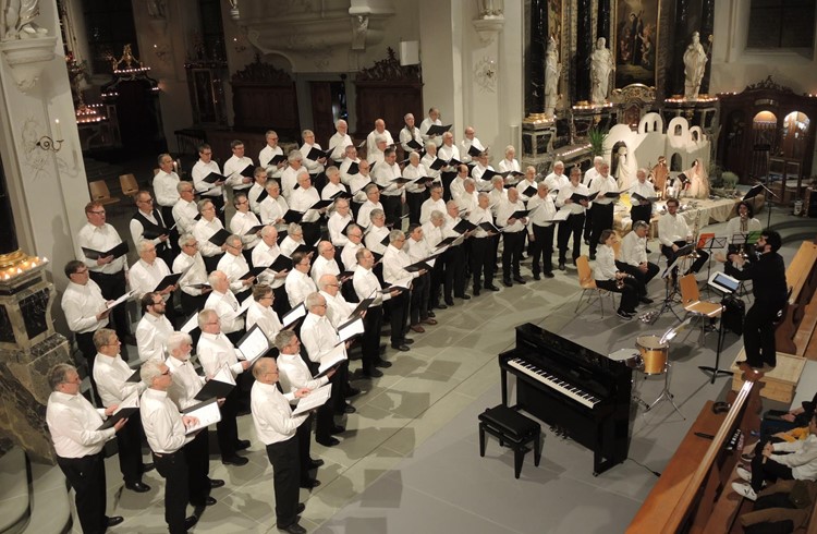 Die Chorgemeinschaft singt mit Bläserbegleitung in der festlich erleuchteten Ruswiler Kirche. Foto Josef Stirnimann-Maurer