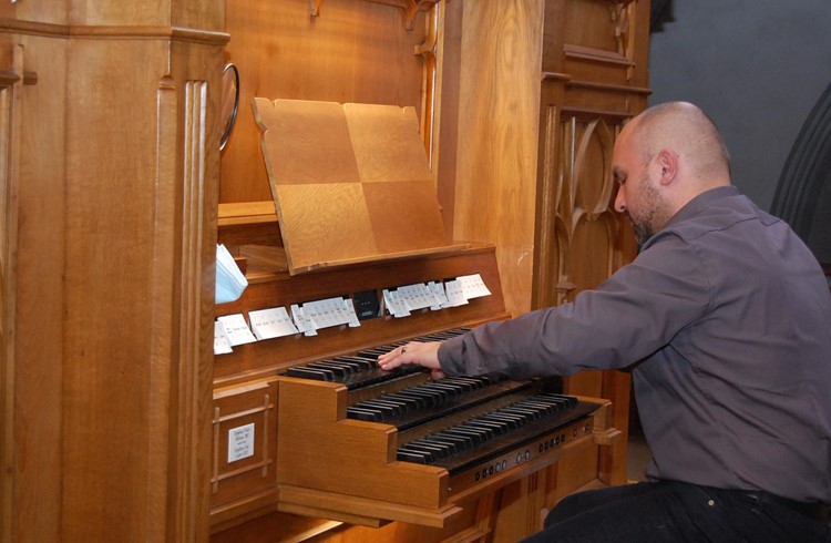 Mit Organist Engelbert Glaser war ein grosser Könner am Werk. Foto Willi Rölli