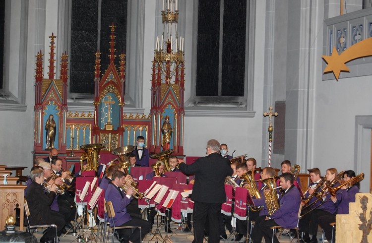 Die Brass Band Frohsinn mit ihrem Dirigenten Roman Brogli beim Adventskonzert. Foto Willi Rölli