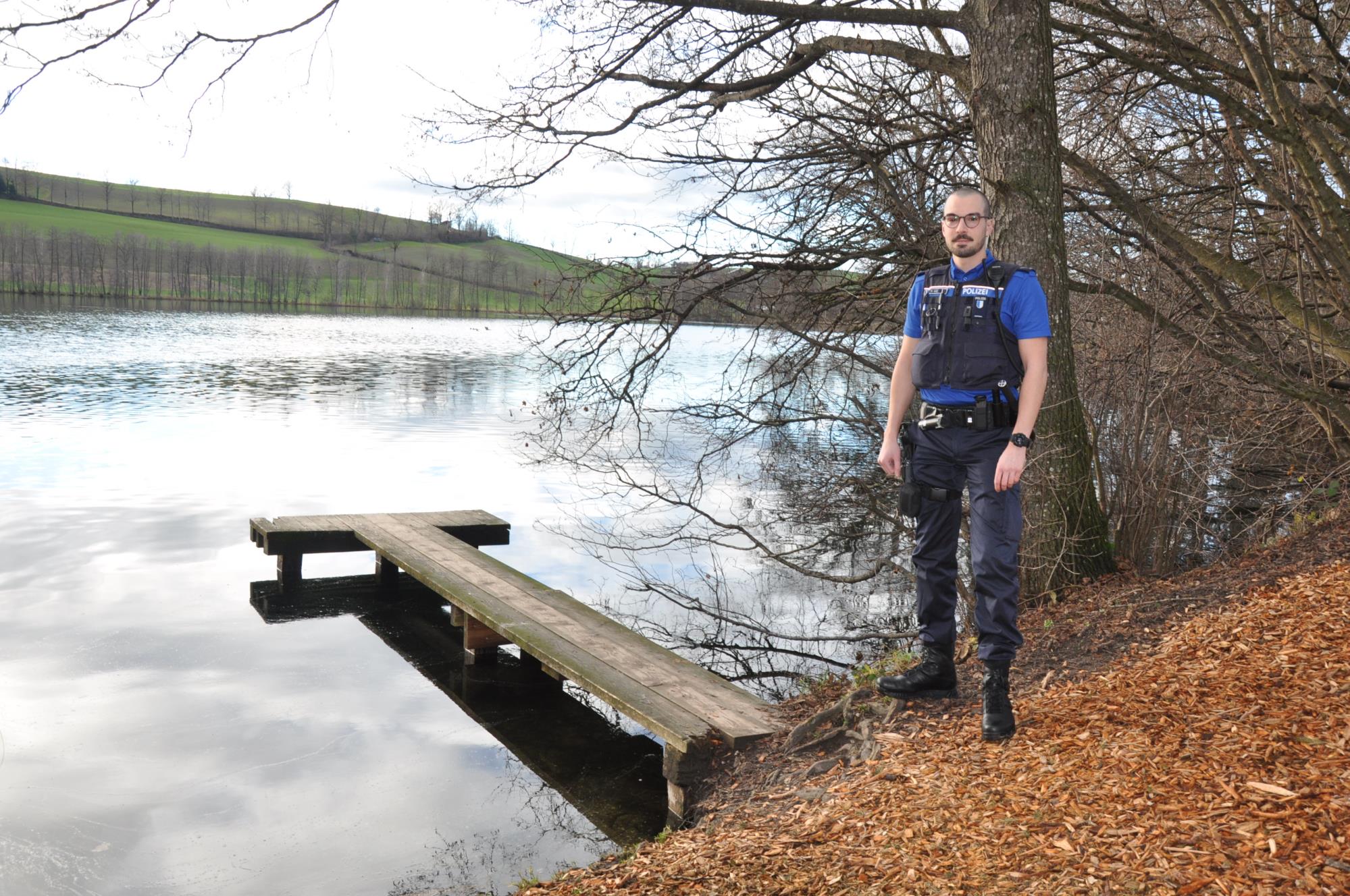 Für einmal in der Uniform am Soppensee: hier erholt sich Mischa Graf gerne vom Polizeialltag. Foto Stefan Schmid
