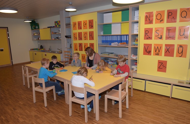 Auch Kindergarten-Lehrperson Sarina Huser (auf dem Bild) vom Kindergarten 2 ist voll des Lobes. «Die Räume sind sehr hell, farbig, gross und die Raumaufteilung ist sehr gut gelöst». Foto Michael Wyss