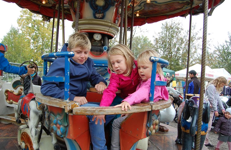 Karussell fahren ist bei den Kindern immer sehr beliebt. Foto Willi Rölli