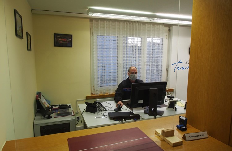 So präsentiert sich der Polizeiposten Ruswil  an der Buebegass 5 für Besucherinnen und Besucher. Im Büroraum Postenchef Patrick Küng. Foto Dieter Hodel