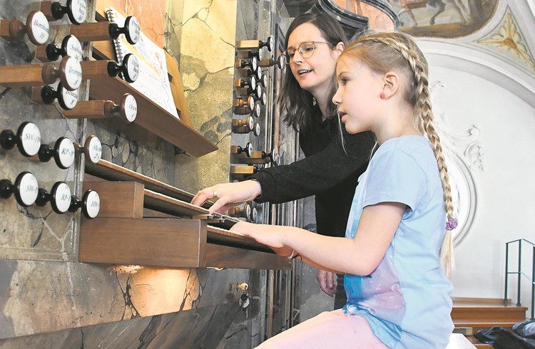 Priska Zettel ist Organistin im Pastoralraum Region Werthenstein und unterrichtet an mehreren Musikschulen. Ihre jüngste Schülerin ist die Zweitklässlerin Rosalie Wicki. Foto Josef Küng