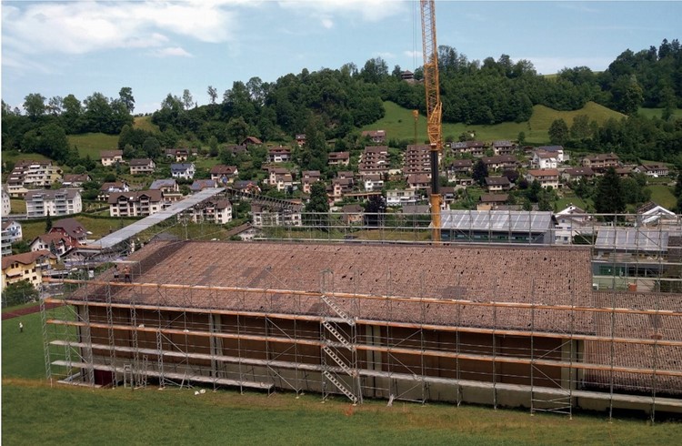 Montage des Notdaches für die Sporthalle Berghof vom 10. Juli 2021. Foto zVg