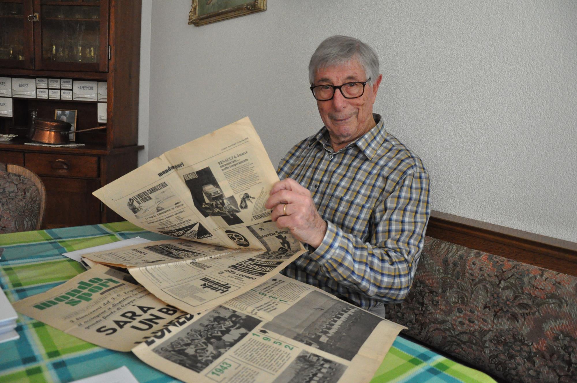 Der 96-jährige Franco Tamburini mit Zeitungs-Fundstücken aus seiner Zeit als FC Lugano-Spieler. Foto Stefan Schmid