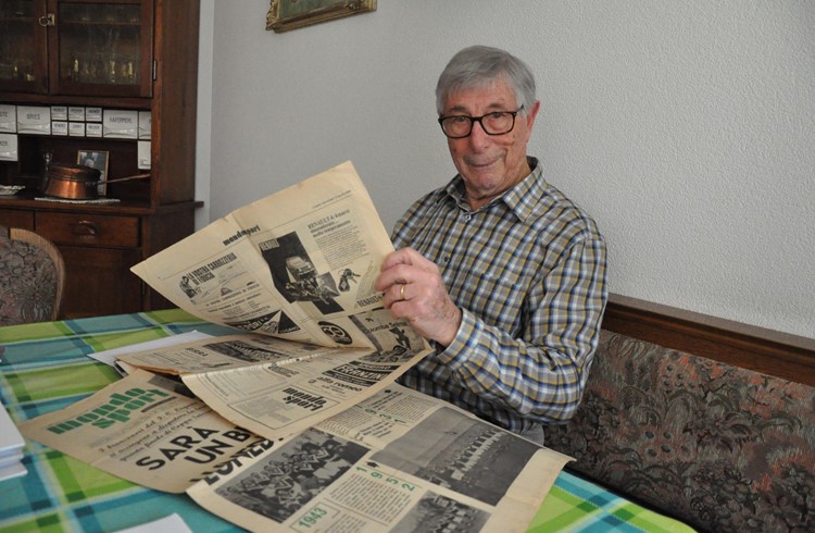 Der 96-jährige Franco Tamburini mit Zeitungs-Fundstücken aus seiner Zeit als FC Lugano-Spieler. Foto Stefan Schmid