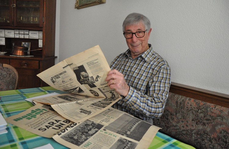 Der 96-jährige Franco Tamburini mit Zeitungs-Fundstücken aus seiner Zeit als FC Lugano-Spieler. Foto Stefan Schmid Der 96-jährige Franco Tamburini mit Zeitungs-Fundstücken aus seiner Zeit als FC Lugano-Spieler. Foto Stefan Schmid