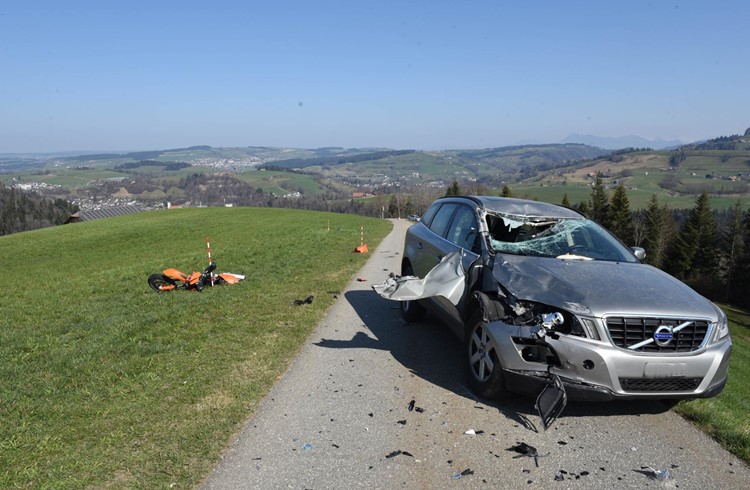 Am Sonntag ereignete sich in Wolhusen Steinhuserberg ein schwerer Verkehrsunfall zwischen einem Auto und einem Motorrad. Foto zVg (Luzerner Polizei)