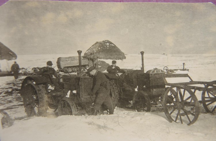 Zwei Lanz-Bulldog-Traktoren der deutschen Wehrmacht auf dem Russland-Feldzug. Fotoarchiv Konrad Riehl, Kirchhain DE