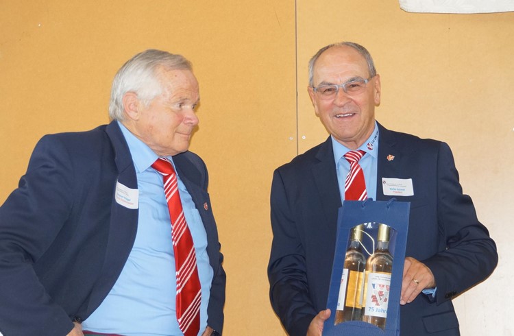 Der Grosswanger Abraham Krieger (links) freut sich über die Auszeichnung als Ehrenveteran. Die Glückwünsche wurden überreicht durch Veteranenpräsident Walter Schmid, Neuenkirch. Foto Franz Hess