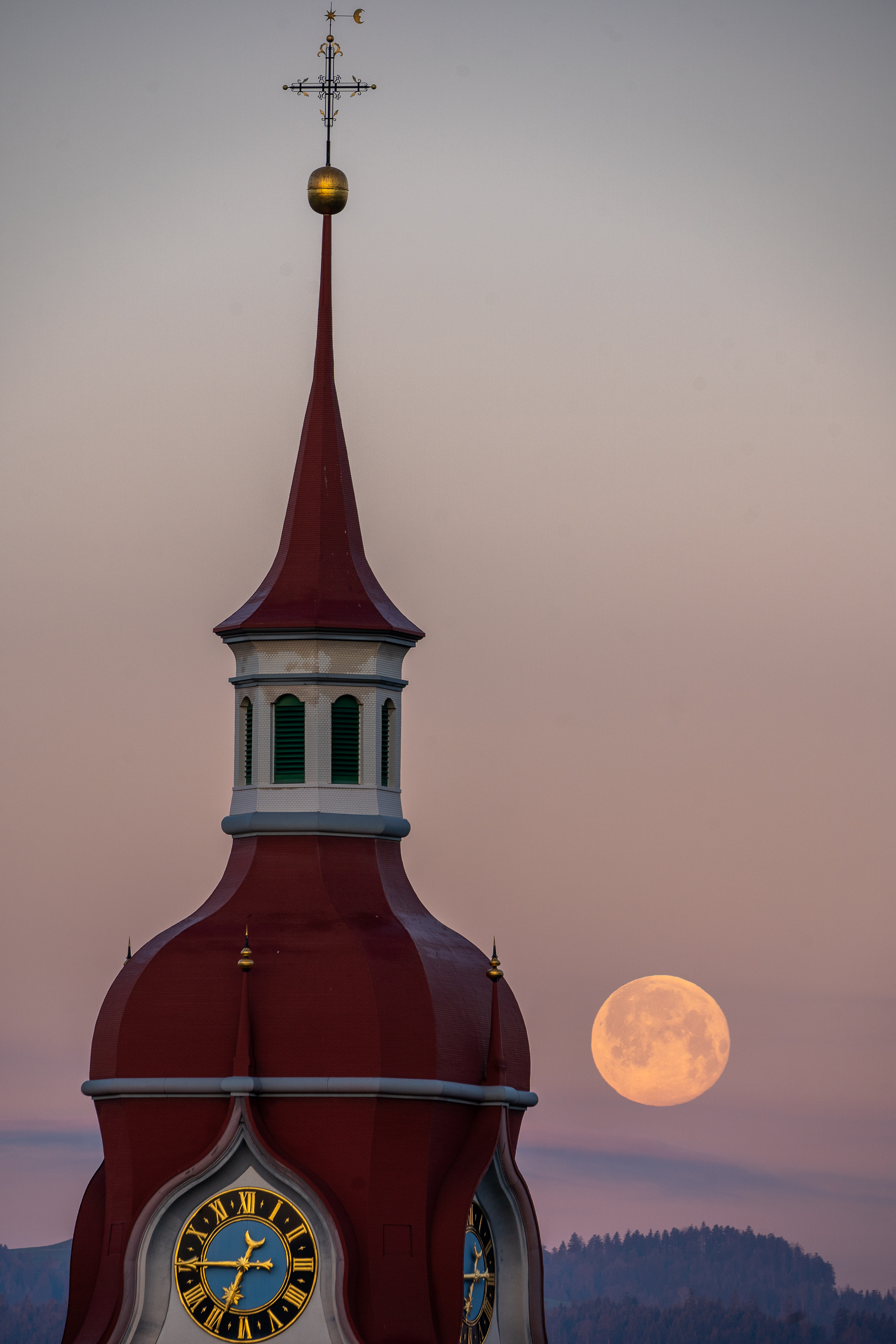 Der Vollmond verabschiedet sich am frühen Ostersonntagmorgen. | Richi Brandenberger, Ruswil