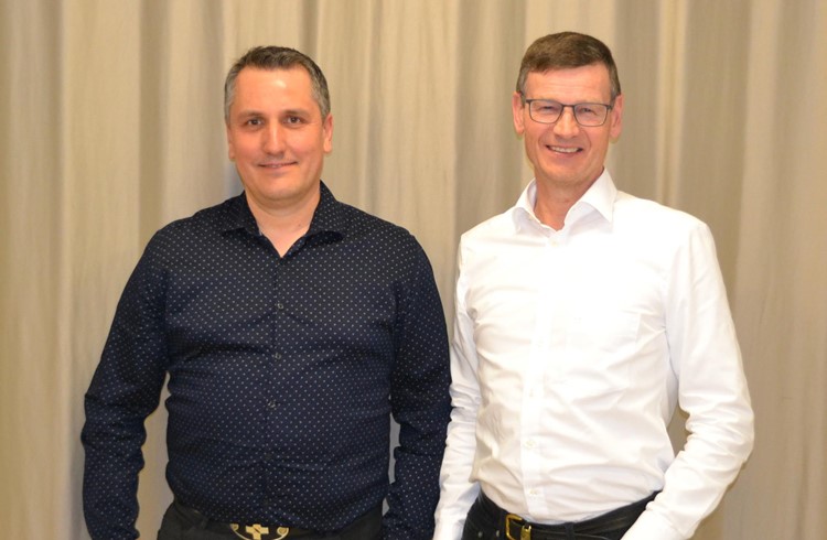 Adrian Stadelmann (links, neuer Präsident) und Erwin Erni (abtretender Präsident). Foto zVg