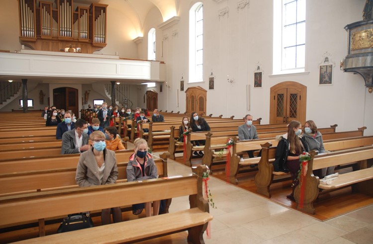 Ungewohnter Anblick an der Firmung in Hellbühl im Oktober 2020: Kirchenbesuch mit Abstand und nur wenige Gäste. Foto Corinne von Burg