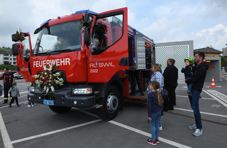 An der Einweihung des neuen Tanklöschfahrzeuges der Feuerwehr Ruswil nahmen rund 200 Personen teil. Foto Stefan Dubach