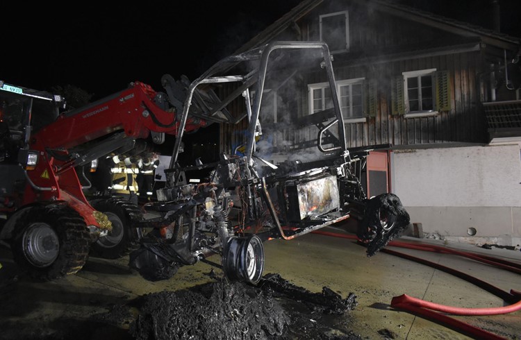 Foto des ausgebrannten Elektrofahrzeugs. Quelle: Luzerner Polizei
