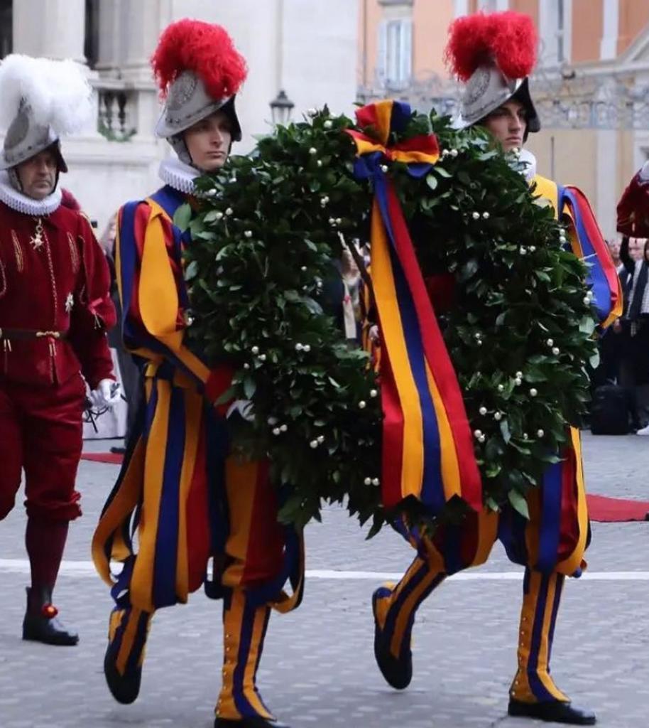 Manuel Roth (links) beim Tragen des Ehrenkranzes am Sacco di Roma