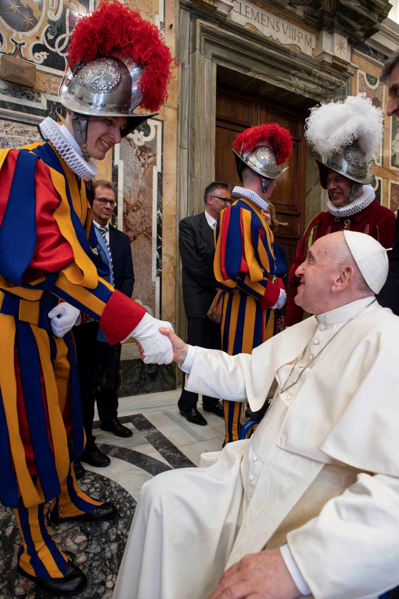 Ein bleibender Moment: Gardist Matthias Roth beim Handschlag mit dem Papst.