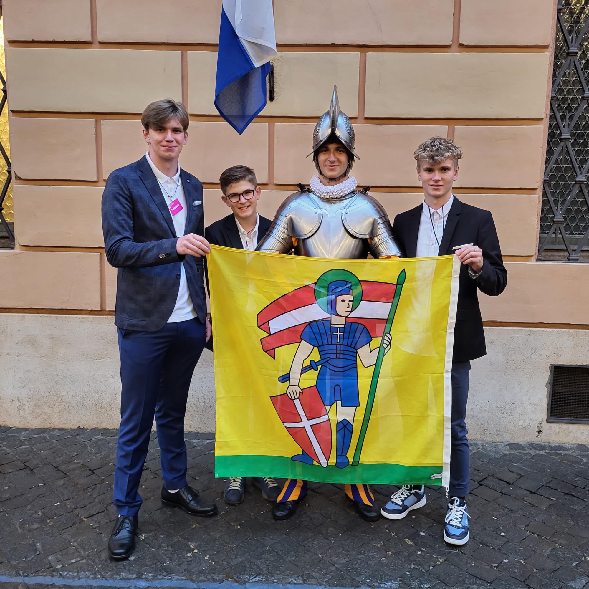 Matthias Roth mit Brüdern und der Ruswiler Fahne