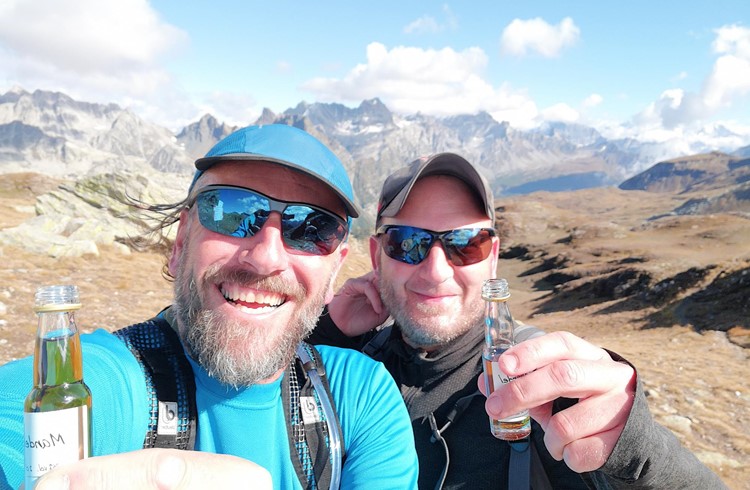Der höchste Punkt auf dem Ligurienmarsch ist bei Bocchetta della Valle (2574 Meter) erreicht. Gerhard «Gery» Emmenegger (links) und Markus «Meck» Wandeler stossen darauf an. Foto zVg Der höchste Punkt auf dem Ligurienmarsch ist bei Bocchetta della Valle (2574 Meter) erreicht. Gerhard «Gery» Emmenegger (links) und Markus «Meck» Wandeler stossen darauf an. Foto zVg