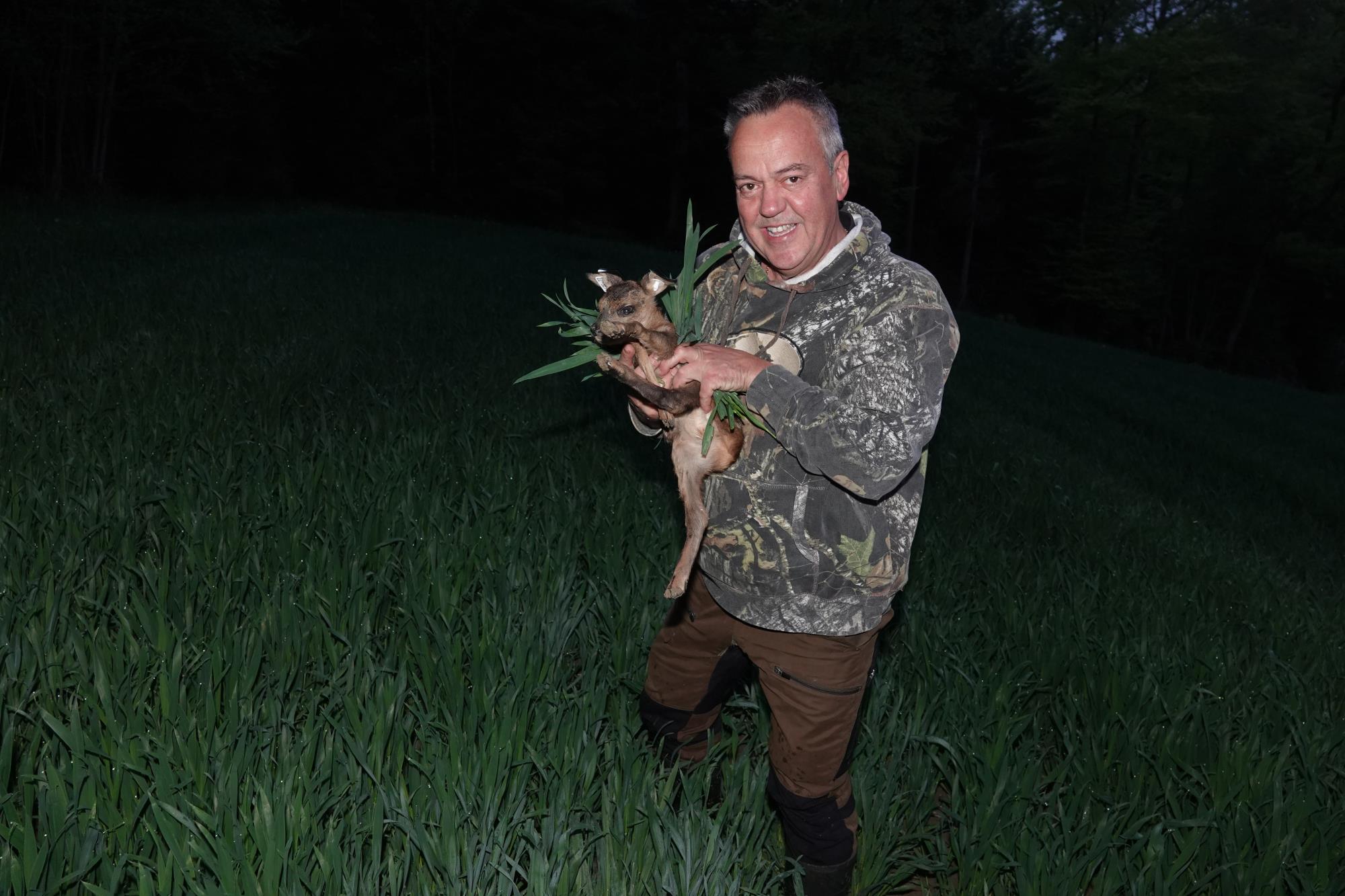 Jäger Miguel Santana mit einem geretteten Rehkitz. Foto Roland Meyer