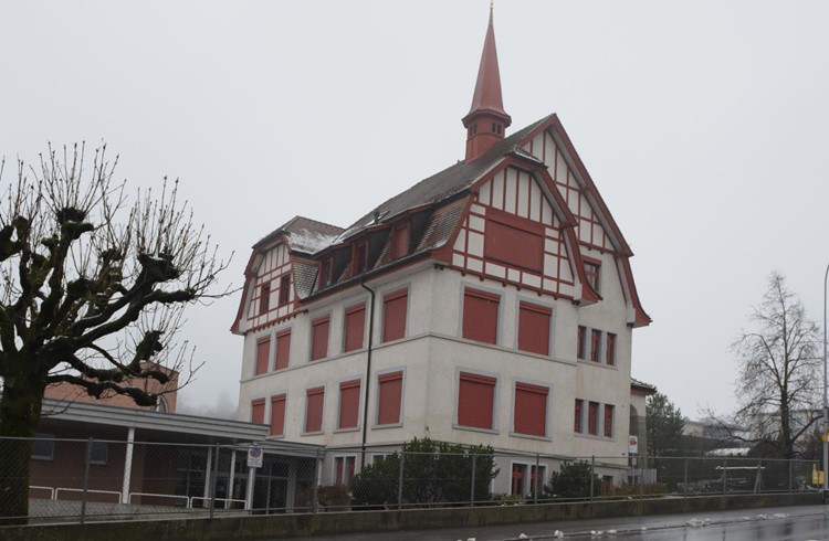 Das Schulhaus Hellbühl aus dem Jahr 1910 soll durch einen Neubau am Standort Rotbach ersetzt werden. Foto Michael Wyss