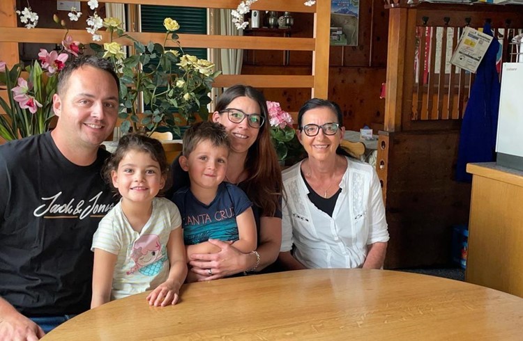 Marco und Manuela Graf mit ihren beiden Kindern übernehmen die Moosschür ab 2023, Lotti Bühlmann (rechts) geht im Sommer in Pension. Foto zVg