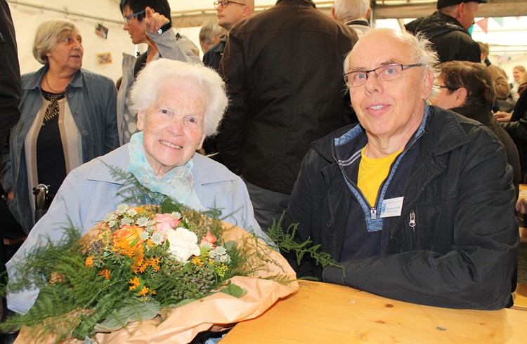 Anna Leberer mit Bernhard Imfeld, dem ehemaligen Leiter des Kinderheimes. Foto zVg