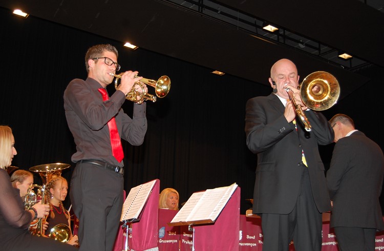 Der Brass Band Musikant Raphael Koch (links) mit dem Kornett und der Profimusiker Armin Bachmann mit seiner Posaune im Duett. Foto Willi Rölli