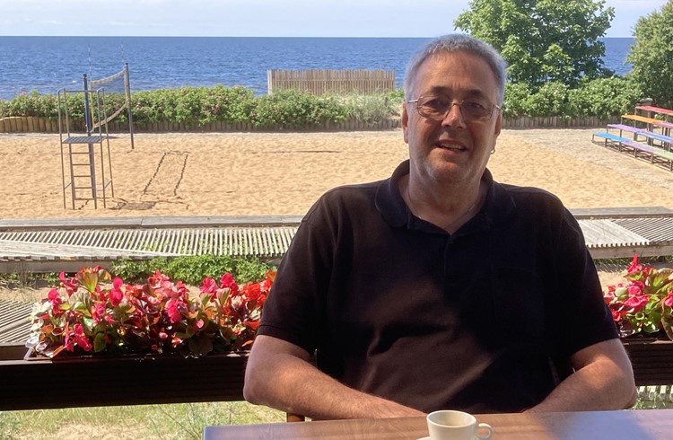 Pius Meier lebt rund 500 Meter vom Meer entfernt. Hier geniesst er einen Café in einem Strandrestaurant. Foto zVg Pius Meier lebt rund 500 Meter vom Meer entfernt. Hier geniesst er einen Café in einem Strandrestaurant. Foto zVg