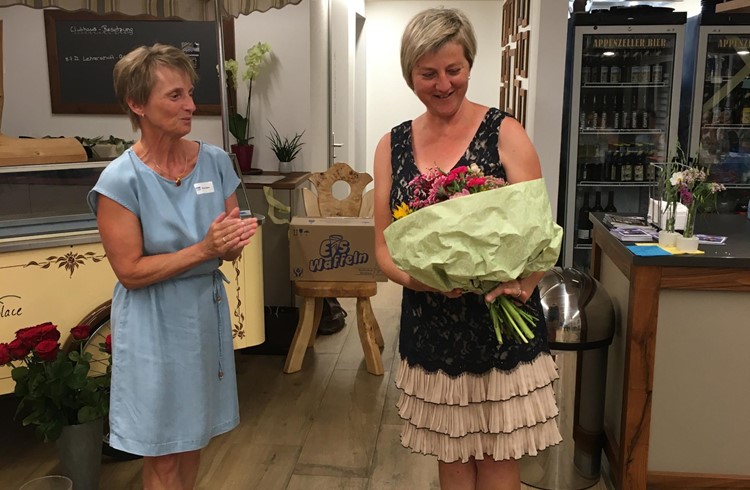 Sandra Bucher (rechts) erhält für ihr Engagement in der Bildungskommission Blumen von Gemeinderätin Monika Meier. Foto zVg