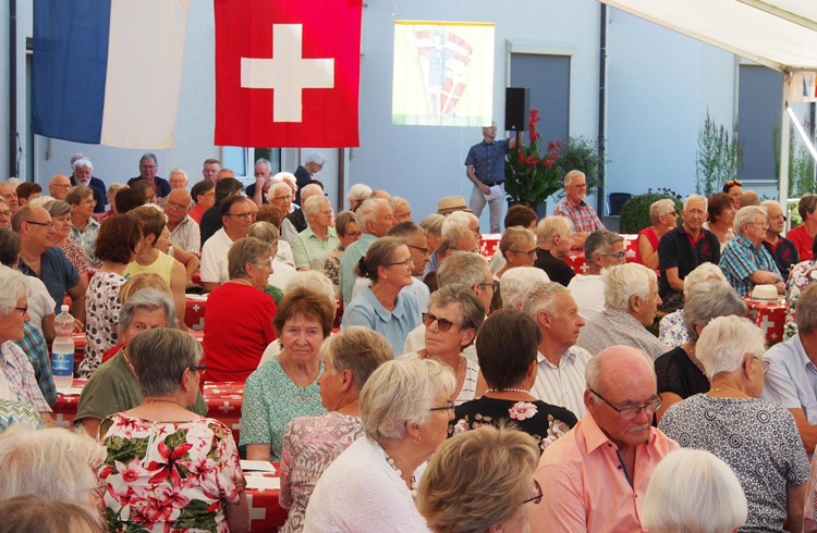 Die gut besuchte Bundesfeier fand im Garten des Alterswohnzentrums Schlossmatte statt. Foto Dieter Hodel