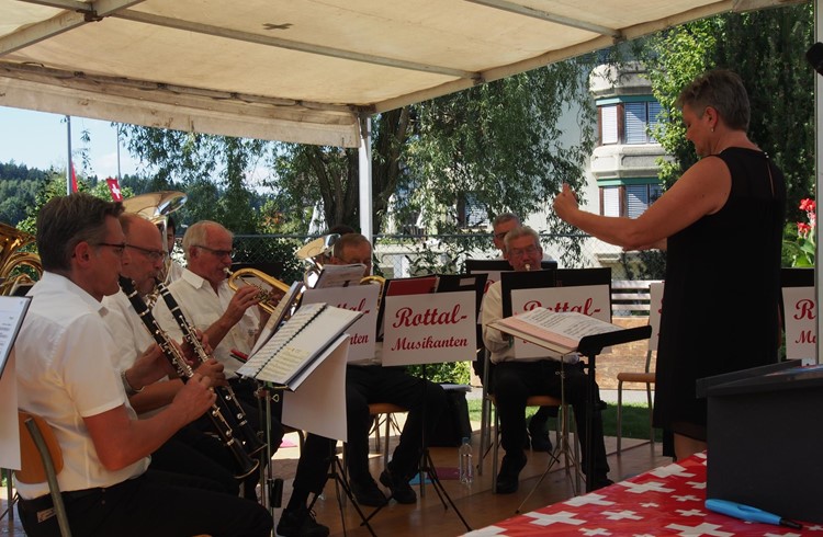 Die Rottal Musikanten unter der Leitung von Angela Achermann, Luzern, sorgten für die musikalische Umrahmung der Bundesfeier. Foto Dieter Hodel