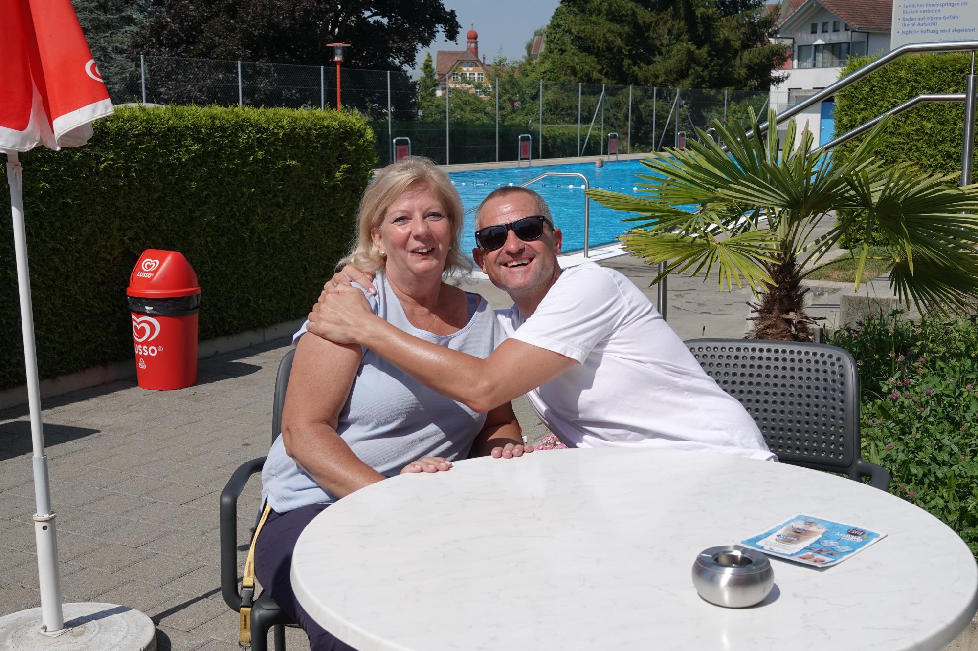 Lockere Stimmung in der Badi: Ruth Schaller, Badeteam-Leiterin, und Stammgast Andreas Beer aus Luzern strahlen mit der Sonne um die Wette. Foto Roland Meyer