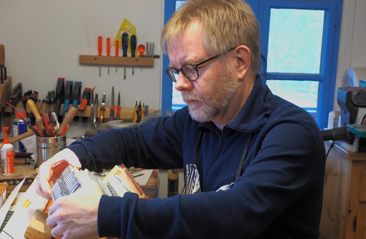 Benno Künzli repariert in seinem Atelier ein Schwyzerörgeli. Foto zVg