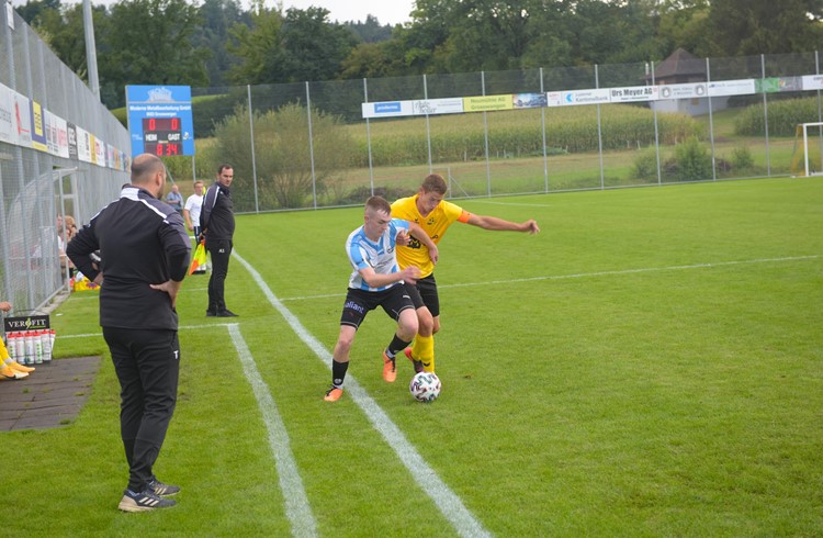 Spannender Zweikampf zwischen Grosswangen-Ettiswil Captain Joel Wälti (gelb) und dem Zeller Flavio Peter. Foto Michael Wyss