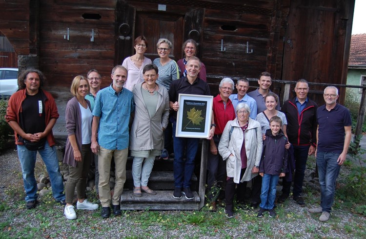Die Mitwirkenden im Klimanetzwerk zeigten sich erfreut über die grosse Wertschätzung ihrer Arbeit und die Auszeichnung mit dem Goldenen 
Ahornblatt 2022. Foto Willi Rölli
