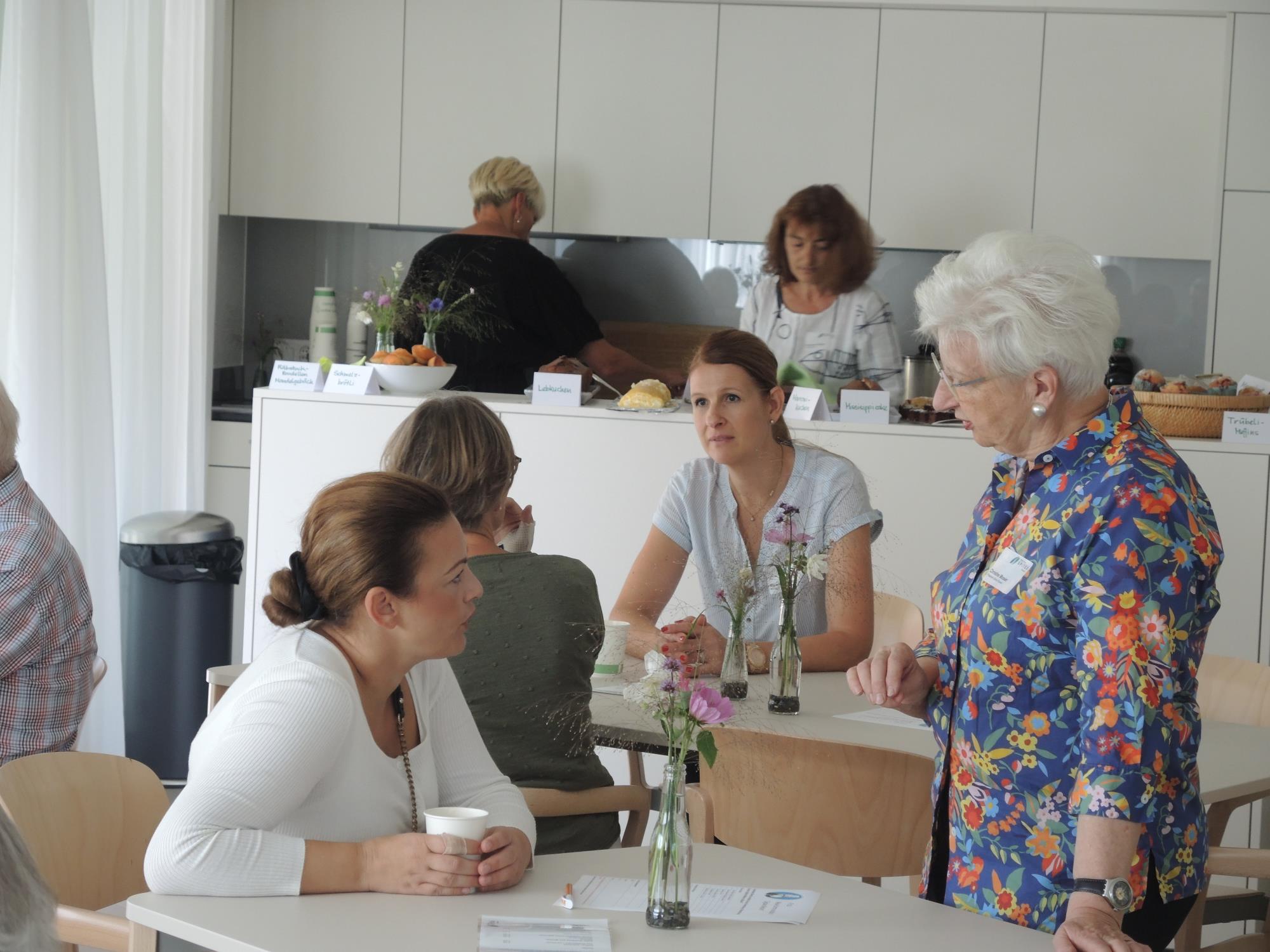Diskussionen am Tag der offenen Türen der Spitex Ruswil: (rechts) Spitex-Präsidentin Christine Moser und (Mitte) die neue Ruswiler Sozialvorsteherin und frühere Spitex-Mitarbeiterin Nicole Felder. Foto Josef Stirnimann-Maurer