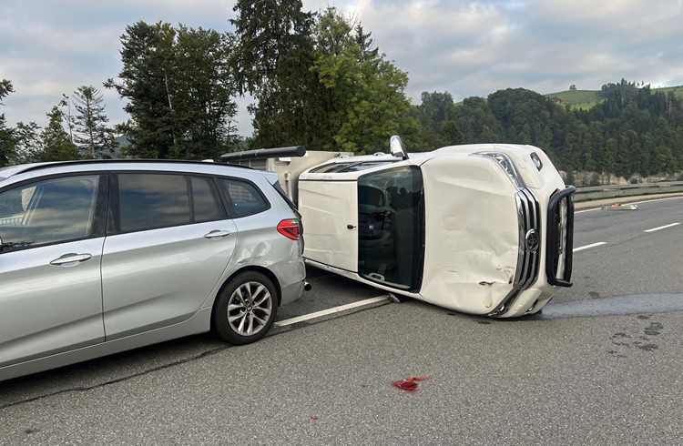 Am Mittwochmorgen kollidierten zwei Fahrzeuge auf der Kantonsstrasse von Wolhusen Richtung Entlebuch. Bild: Luzerner Polizei