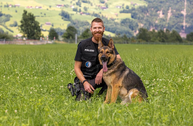 Der Ruswiler Hundeführer der Luzerner Polizei, Andreas Grüter, mit seinem Hund Aeros. Foto Luzerner Polizei