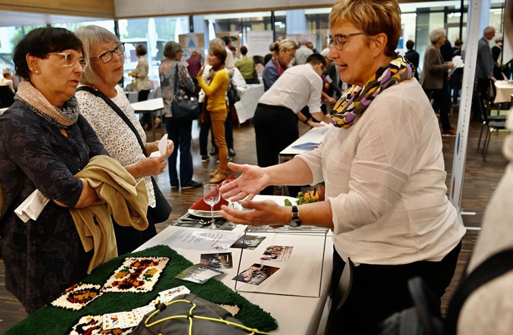 Brigitte Bösch (rechts), Gemeinderätin Grosswangen im Gespräch mit Besucherinnen vom «Marktplatz 60plus». Fotos zVg
