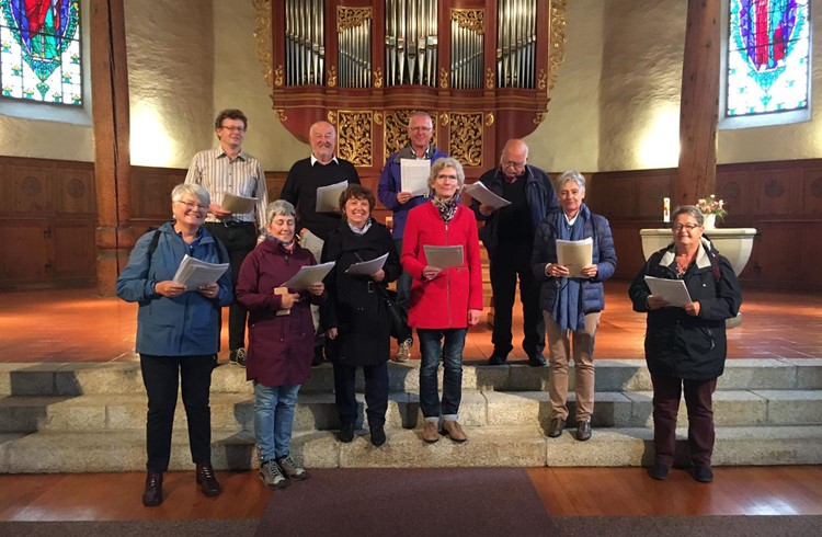 Der Ausflug führte nach Meiringen und in Brienzwiler wurde unter anderem in die Kirche besucht. Foto zVg