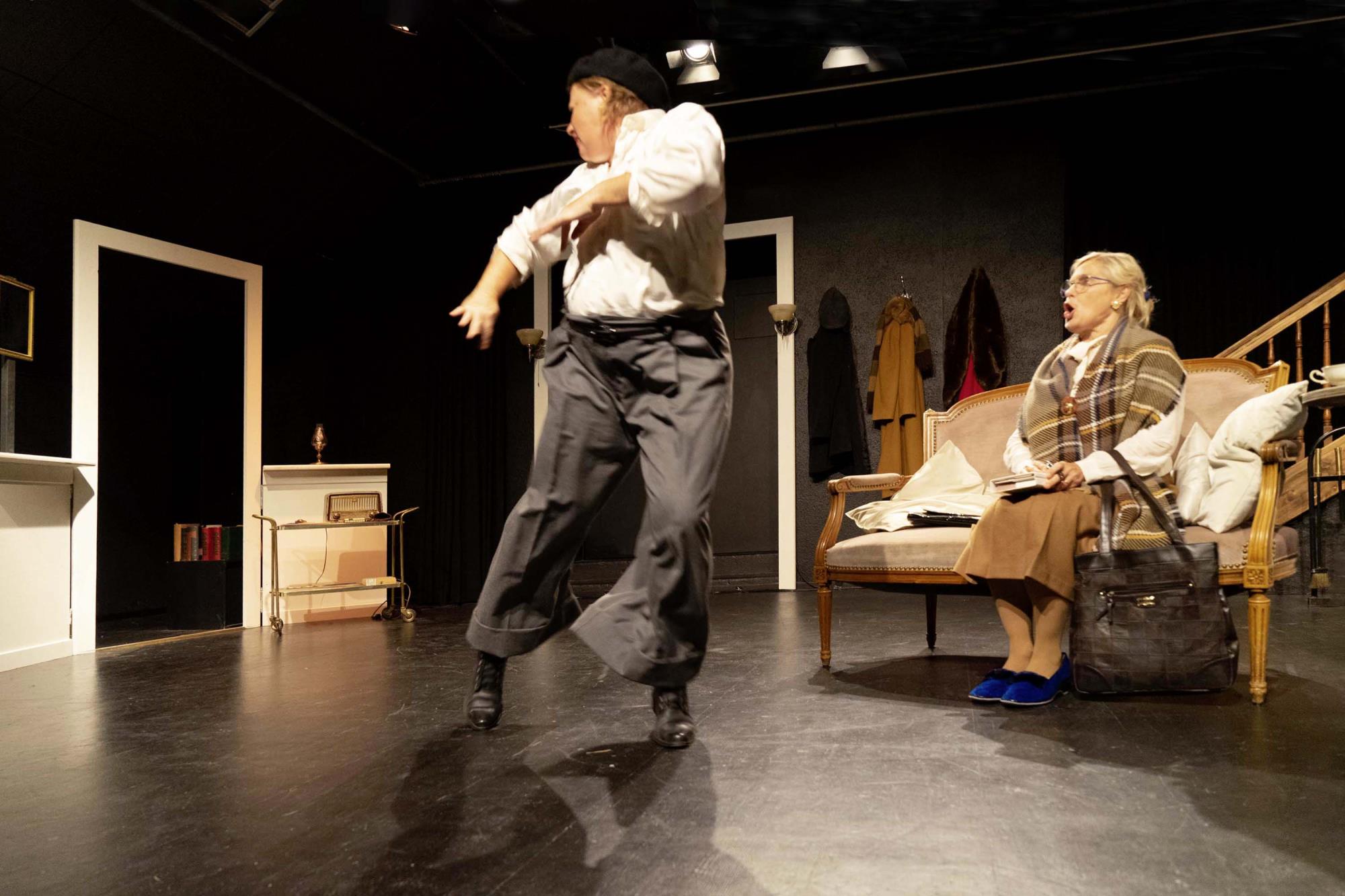 Wilder Tanz und laute Musik auf der Tropfsteinbühne. Foto Martina Keiser