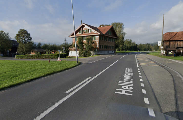 Die Einmündung der Bergstrasse in die Kantonsstrasse beim Stechenrain ist laut dem Stadtrat ein Unfallschwerpunkt. Foto Google Street View