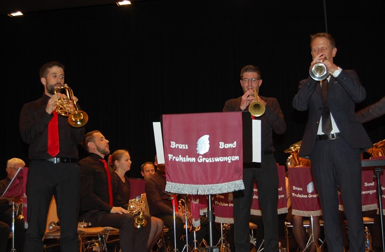 Das Trio (von links) Roger Hasler, Raphael Koch und der Gastsolist Patrick Ottiger begeisterten das Publikum. Foto Willi Rölli