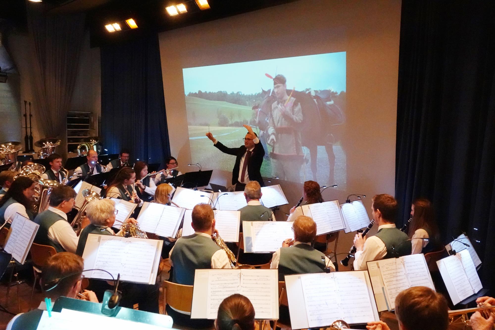 Für einmal hing am Jahreskonzert der Ortsmusik zwischen Bühne und dem Publikum eine Leinwand. Zuschauerinnen und Zuschauer staunten über die aufwändigen und professionellen Filme. FotosRoland Meyer